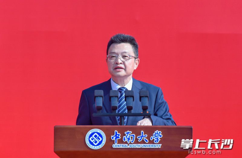中南大学校长、中国工程院院士李建成将“筑牢根基，深耕认知”8个字送给身处人工智能浪潮下的新一代“中南人”。