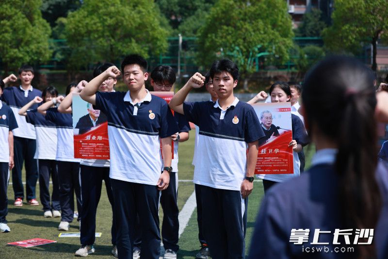 现场高中生们共同发起“21天破茧行动”倡议。