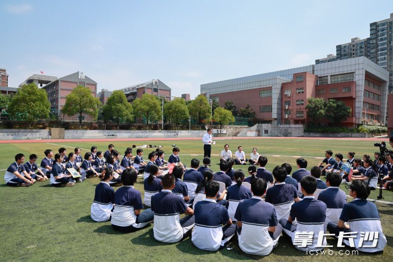 明德中学师生们在学校操场上，举行了一次别开生面的“行走的思政课”草坪分享会。均为长沙晚报全媒体记者 张炎炎 摄