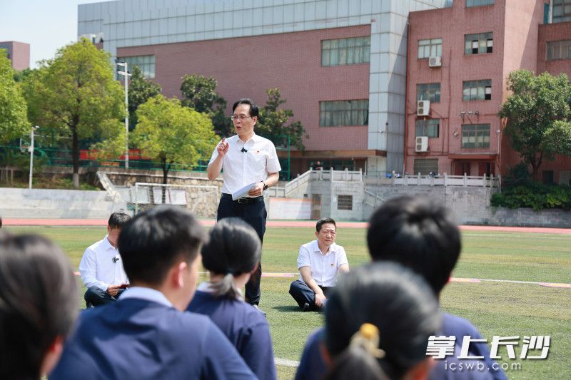 让脚步向下扎根，信念向上生长。明德中学党委书记王胜楚作为观察员，在草坪分享会上与学生们交流心得。