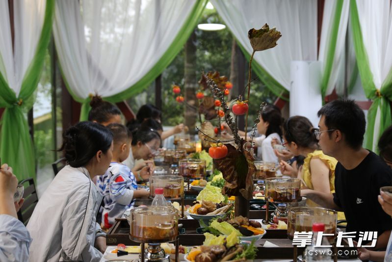 尚木兰亭·荷畔茶馆升级茶膳研究所，游客在此体验茶膳火锅。长龙街道供图