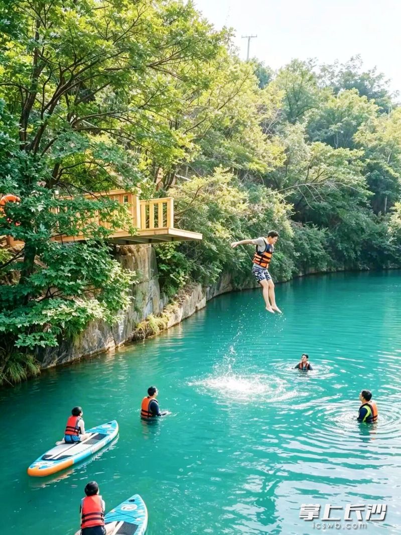 不少游客泡在清凉溪水里，体验溯溪、瀑布速降、水面跳台。