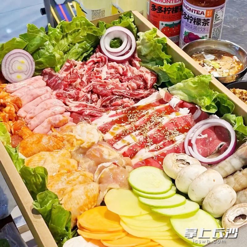 美食相伴惬意，游客谈笑声混着炭火香气。