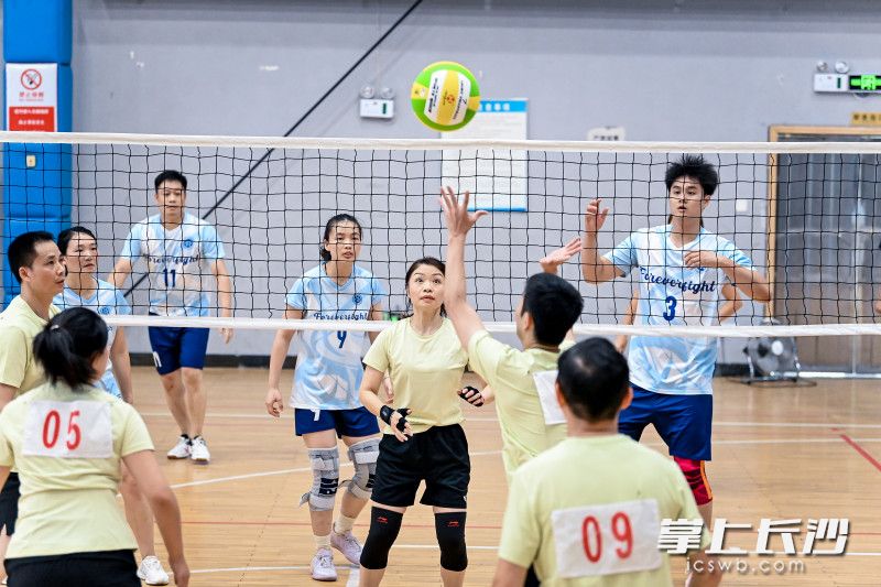 赛场上，全体参赛队员精神饱满、斗志昂扬，攻防衔接流畅、配合默契。凌厉扣杀、精准拦网、灵活救球、稳健发球轮番上演，