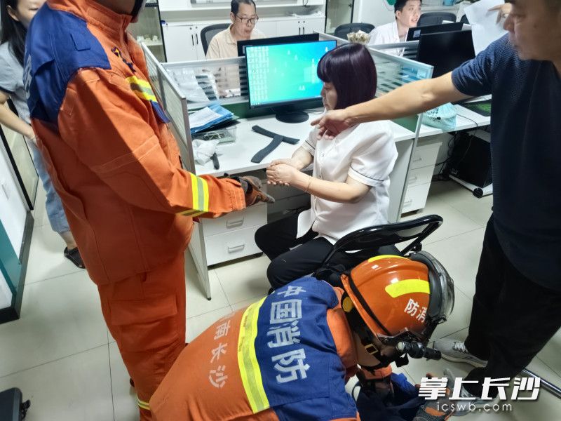 消防救援人员破拆手镯。 均为长沙晚报通讯员朱伟强摄