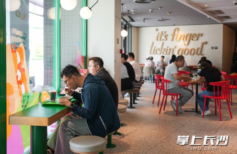 午餐时间，不少年轻消费者在餐厅享受轻食。