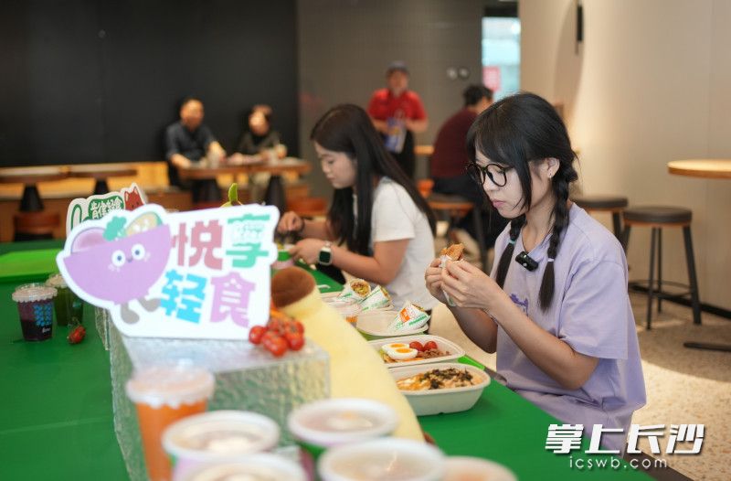 轻食越来越受到年轻人的青睐。