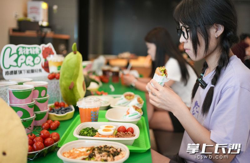 在KPR0肯律轻食，不少年轻人正在用餐。 均为长沙晚报全媒体记者 邹麟 摄