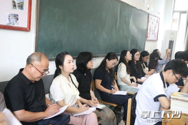 展示课后，评课研讨与专家指导环节精准把脉、干货满满。