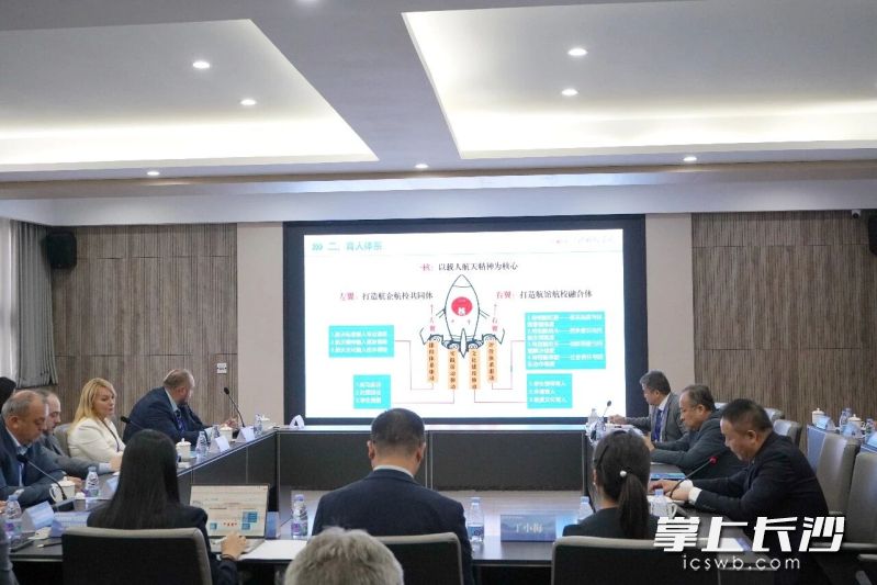 廖万忠作专题主旨分享，面向中俄两国职教代表展示长沙航天学校特色育人成果。