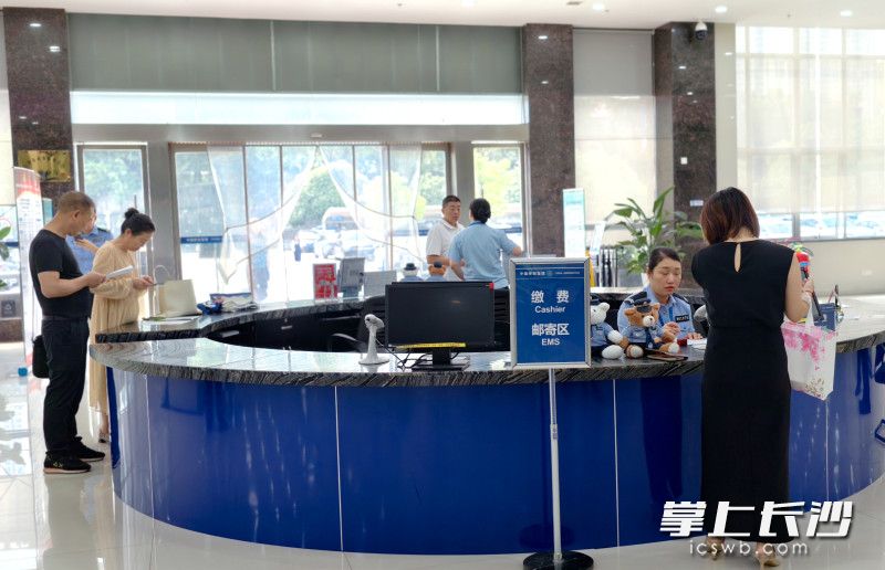 9月15日，长沙市公安局出入境接待大厅里，群众咨询新规。 均为长沙晚报全媒体记者张洋子摄