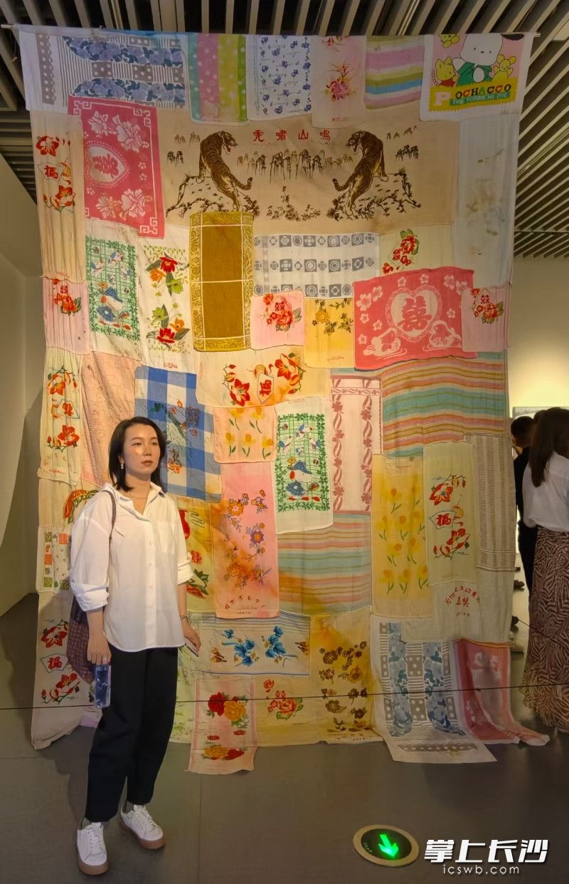 周雯静的《生产·符号》,从祖母留下的毛巾重新进入一个家庭与株洲工业生产的历史。 周雯静的《生产·符号》,从祖母留下的毛巾重新进入一个家庭与株洲工业生产的历史。