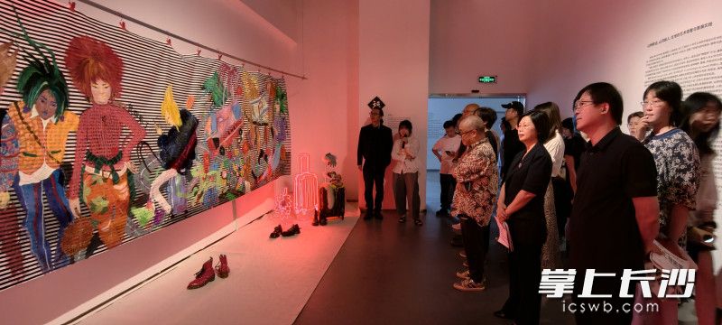 00后艺术家李玺之的《杀马特过大年》,把“流动人口”重新还原为一个个离开故乡谋生、又短暂回家的人。 00后艺术家李玺之的《杀马特过大年》,把“流动人口”重新还原为一个个离开故乡谋生、又短暂回家的人。