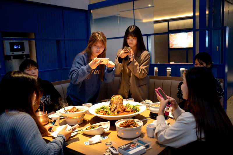 顾客在用餐前拍照