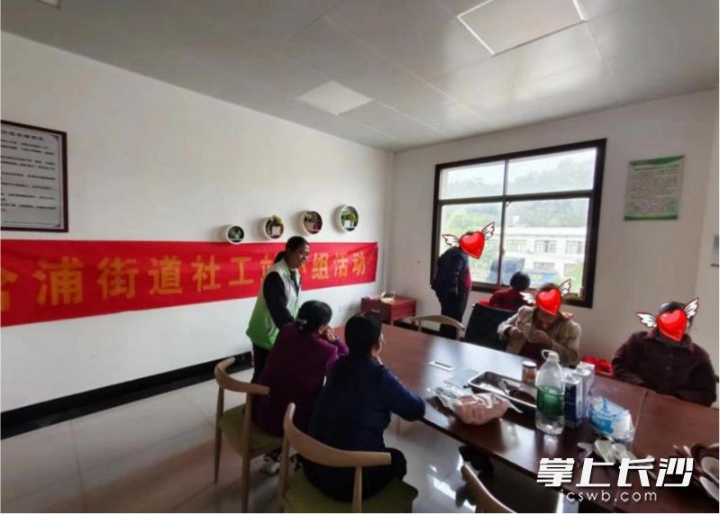 含浦街道社工站立足含泰社区老年群体实际需求，开展“我的金色晚年”老年人互助分享支持小组活动。通讯员 欧阳巧连 供图