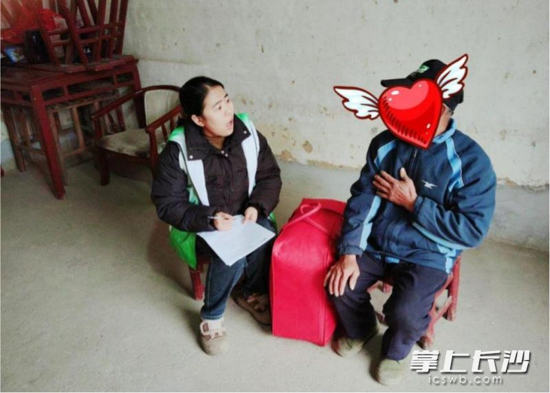 含浦街道社工站坚持个案管理工作方法，为芝字港村多残困境家庭李某（化名）家庭开展专业个案介入。通讯员 欧阳巧连 供图