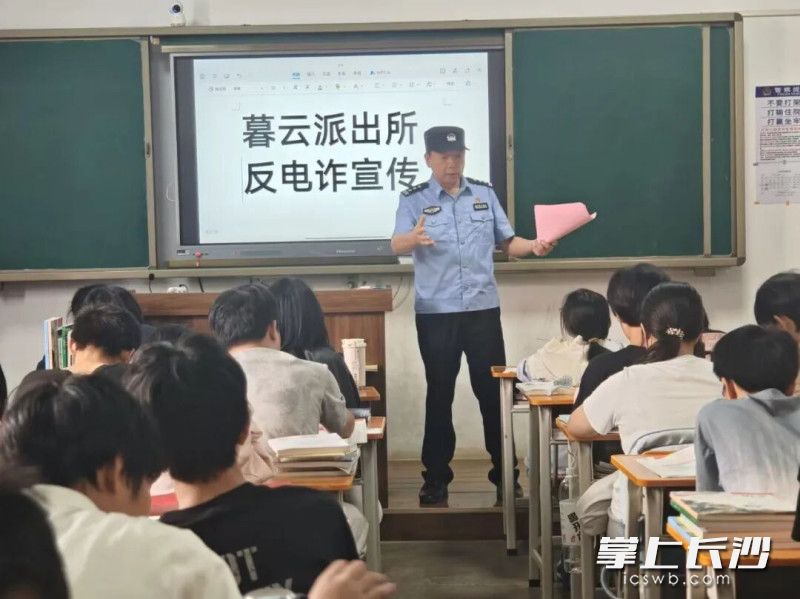 反诈宣传是严鹏日常工作的重要一环。