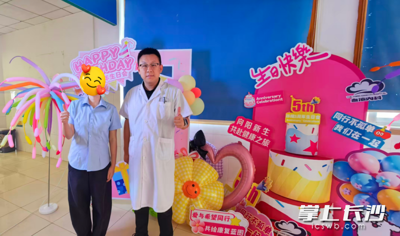 医患间合影留念、交流互助,带给患者的是温暖与希望。 医患间合影留念、交流互助,带给患者的是温暖与希望。