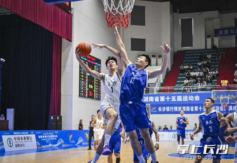 9月13日，省运会青少年组五人制男篮决赛，长沙队以93比64大胜娄底队，拿下冠军。图为长沙队陈林在比赛中上篮。