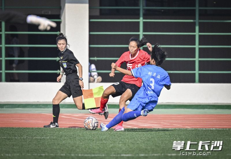 9月13日，省运会青少年组U15女子足球决赛，长沙队以6比0大胜株洲队，夺得冠军。图为长沙队谌薇宇（红衣）在比赛中突破。