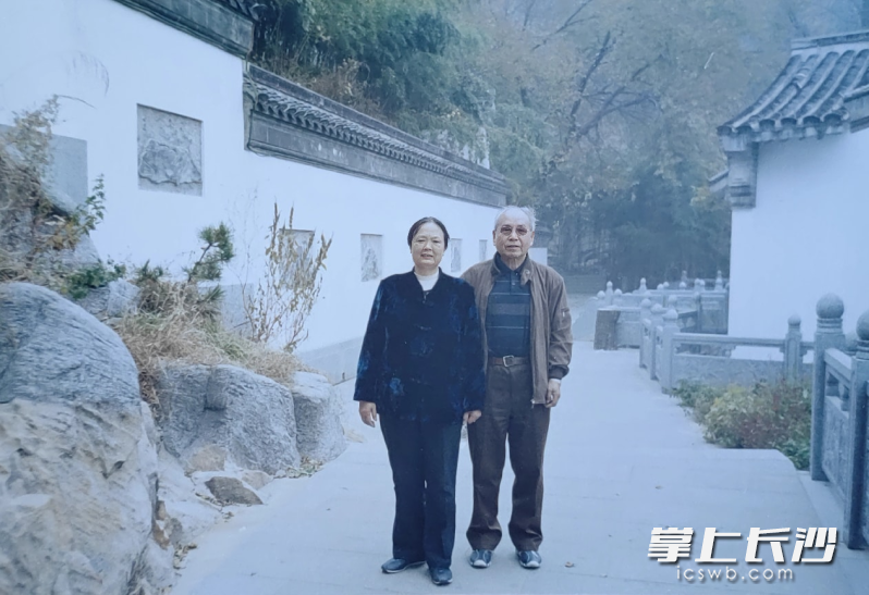 周井溢（左）夫妻生前合影。