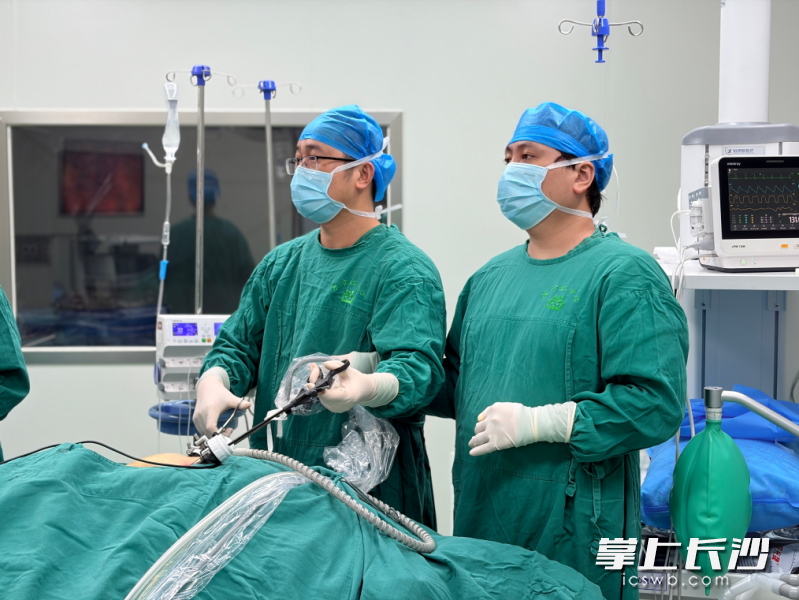 尖山湖医院医护团队为患者做手术。通讯员供图