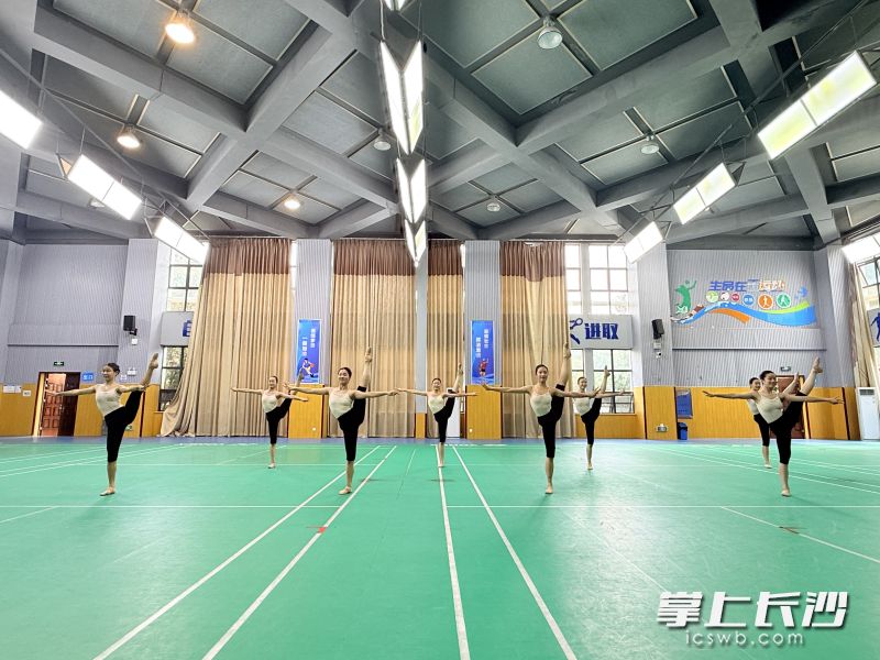 这群几乎没有国家级大赛经验的少年，扛起了原创作品参赛的重任，在零基础、零经验的挑战中，硬生生打磨出一套高质量原创舞蹈。