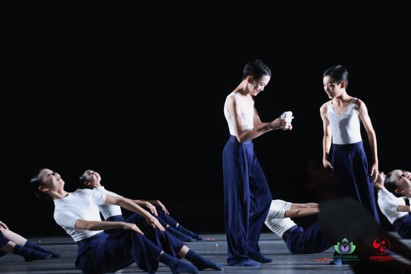 近日第六届“荷花少年”全国舞蹈展演在宁夏银川举行，长沙市雨花区雅境中学境·舞团凭借原创舞蹈作品《我“我”我们》脱颖而出，并斩获本次展演最高荣誉“青荷之星”。照片均由学校提供