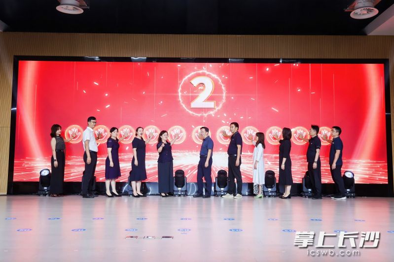 现场仪式感满满，与会嘉宾一起启动长沙今年的全国推广普通话宣传周活动。 长沙晚报通讯员 黄思颖 摄