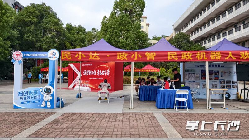 忙碌了一上午，趁着午休，“民小达”和“政小智”坐下来充电休息。