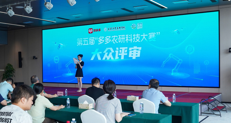 众评审活动现场，主持人向大众评委介绍盲测打分标准。 均为通讯员 李建 摄