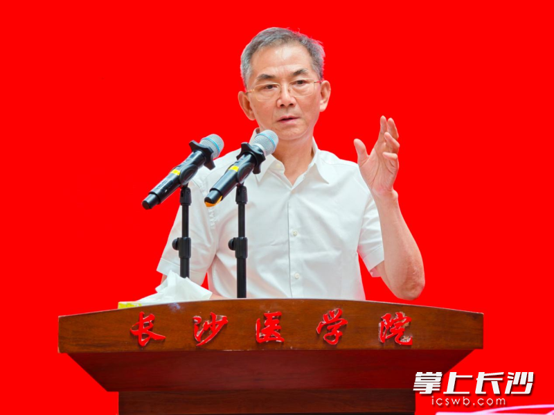长沙医学院校长何彬生寄语新生们，以时代视野赋能医学初心。