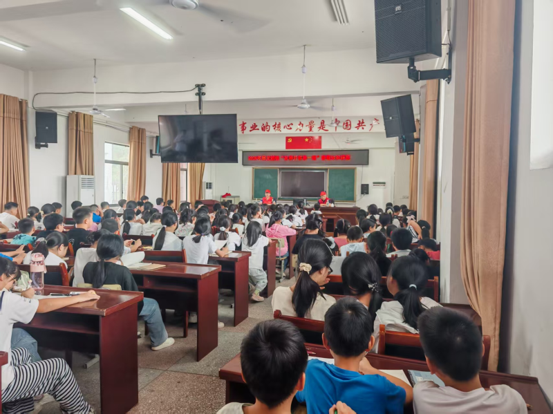 回龙铺镇开展“法治安全+禁毒教育+红色教育”主题宣讲。通讯员供图