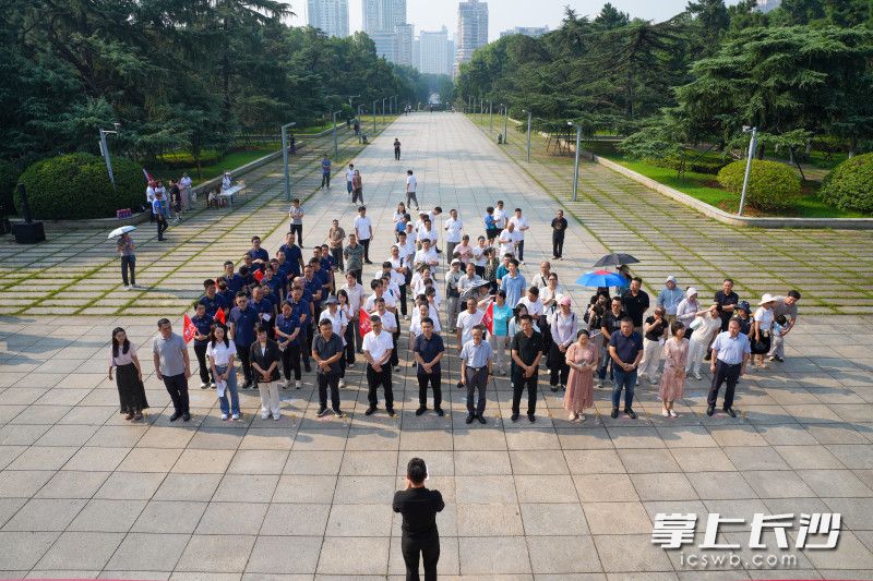 启动仪式上，全体参与者整齐列队、齐声朗诵《七律·长征》，豪迈诗句凝聚奋进力量。