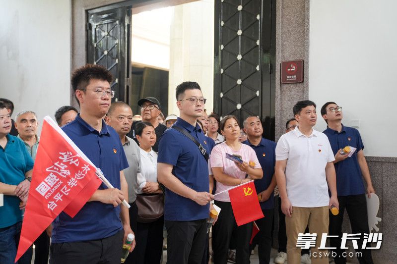 参观湖南烈士纪念塔。