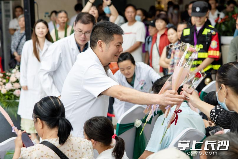 在合唱环节,周辉副院长为患者送上鲜花。 均为通讯员供图 在合唱环节,周辉副院长为患者送上鲜花。 均为通讯员供图