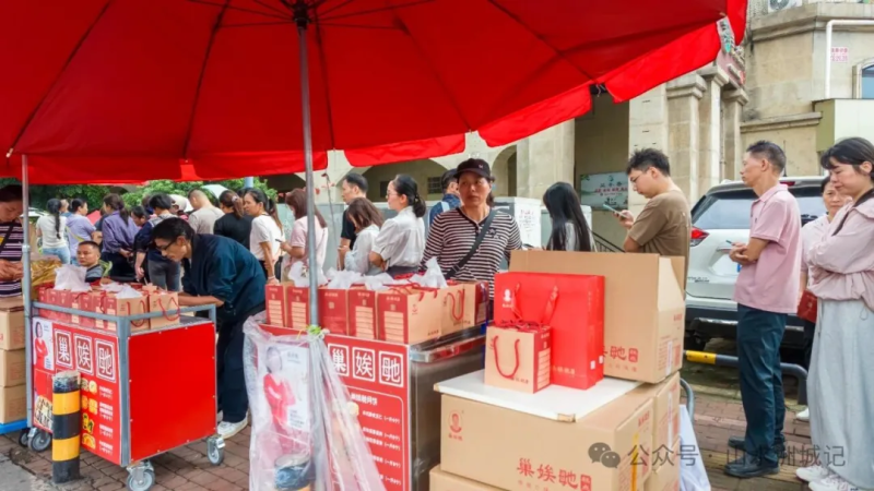 市民群众把巢娭毑月饼店称作“长沙版胖东来”。