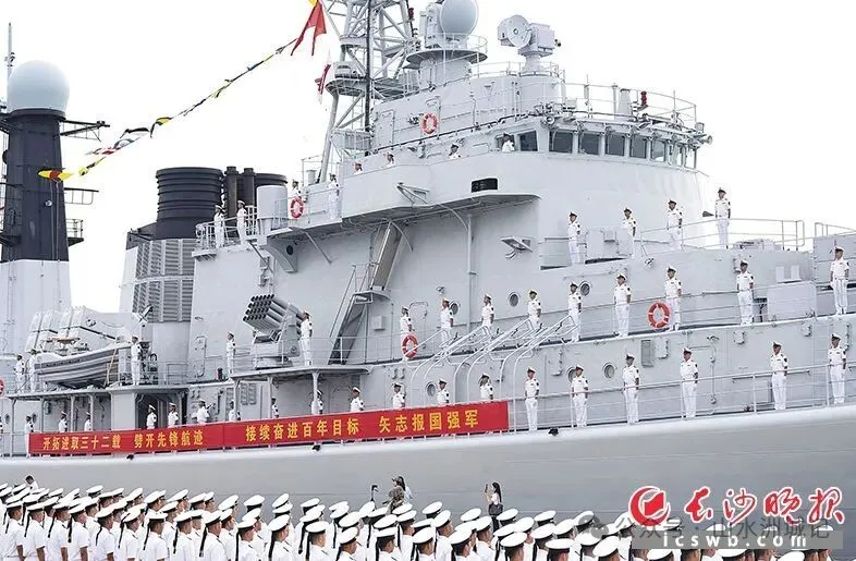 8月28日，被誉为“中华第一舰”的我国第二代国产导弹驱逐舰首舰112舰在青岛某军港退出现役。新华社记者 李杰 摄