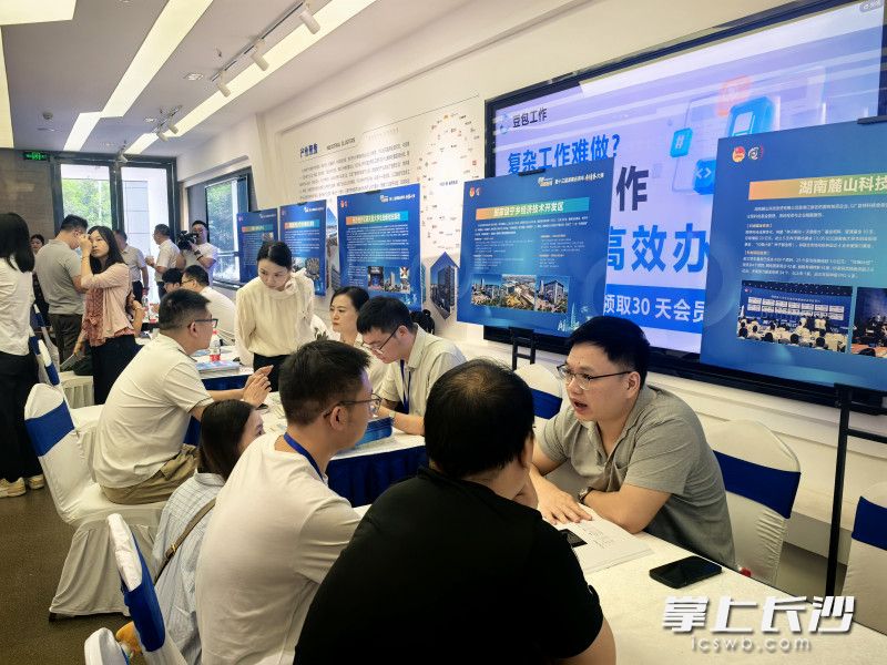 活动开放式洽谈区，创业团队与投资机构、企业、孵化园区等一对一交流，现场气氛持续升温。