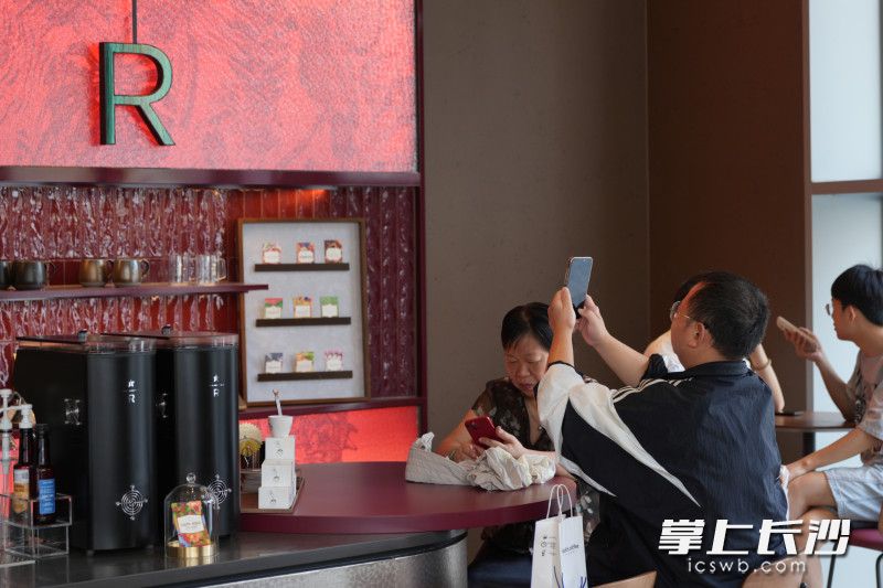 店内独特的湖湘元素表达方式吸引了消费者打卡。