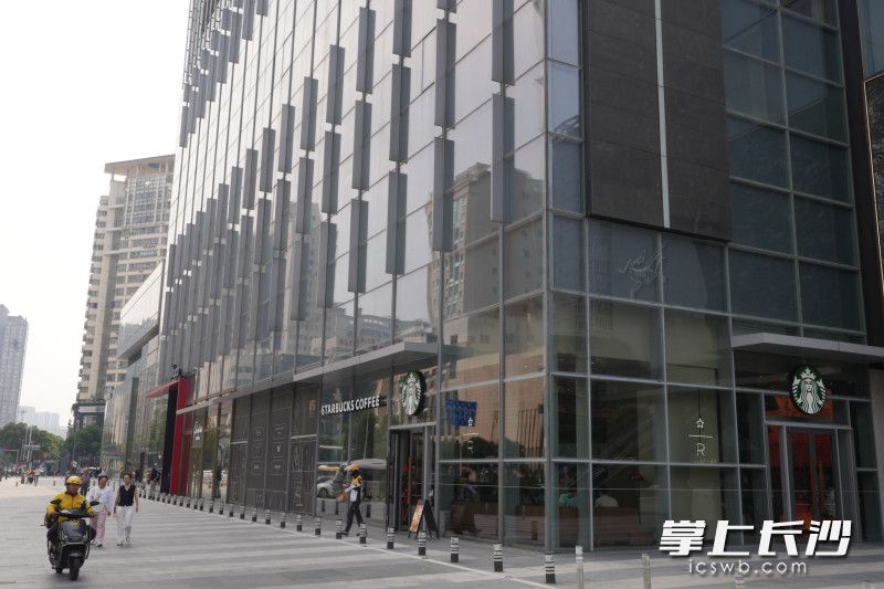 位于IFS东北角的星巴克长沙IFS全新门店。均为长沙晚报全媒体记者 尹昊天 摄