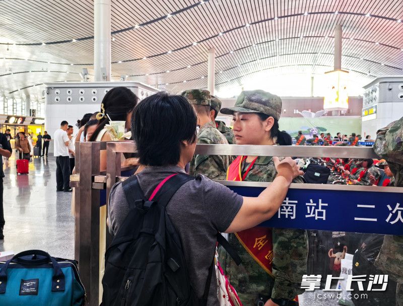 离别之际，家人反复祝愿平安顺遂，满怀期许。