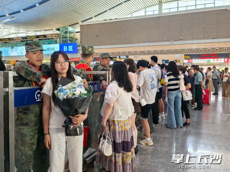 新兵启程当天，站台前站满了前来送行的亲友。