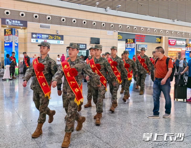 身穿迷彩服的新兵们队列整齐，整装待发。 均为长沙晚报全媒体记者田也摄
