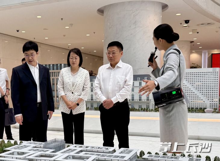 陈博彰在京东集团考察。 均为长沙晚报特派全媒体记者 唐朝昭 摄