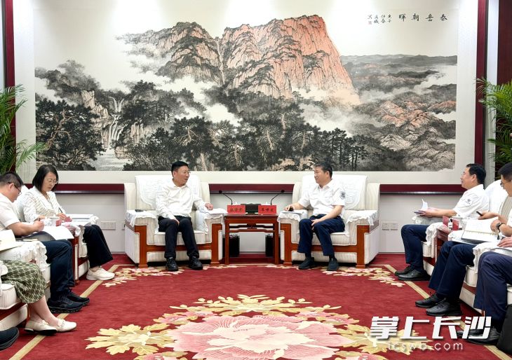 中国融通集团总经理李世宏等与陈博彰进行工作会谈。