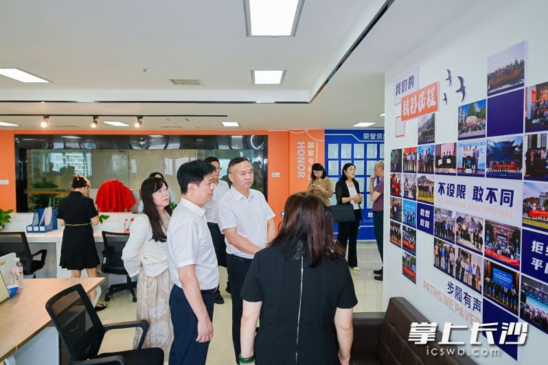 与会人员参观基地建设情况。