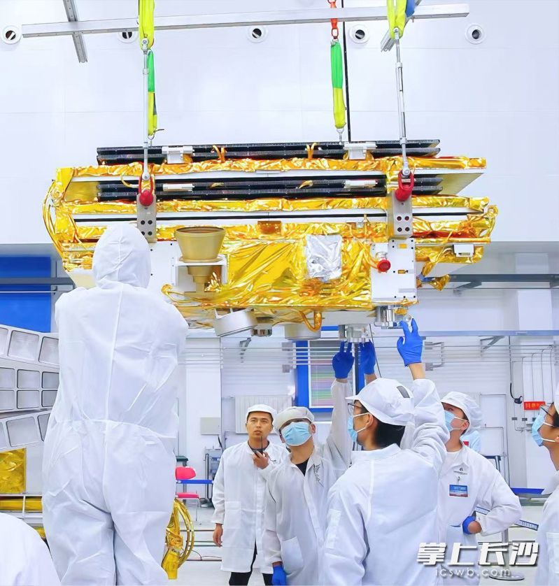 双星在火箭厂房进行装箭作业。