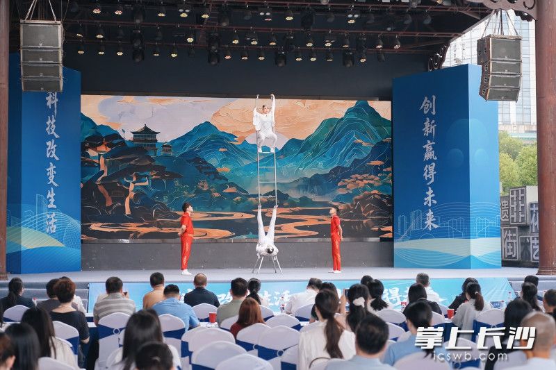 非遗特色杂技《高空云梯》引得市民纷纷驻足观赏。