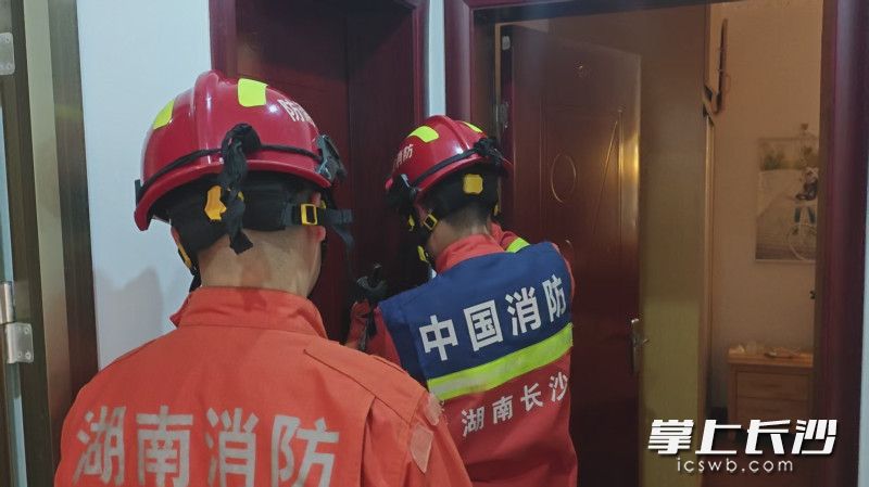 消防员正在救援。长沙晚报通讯员 王磊 摄